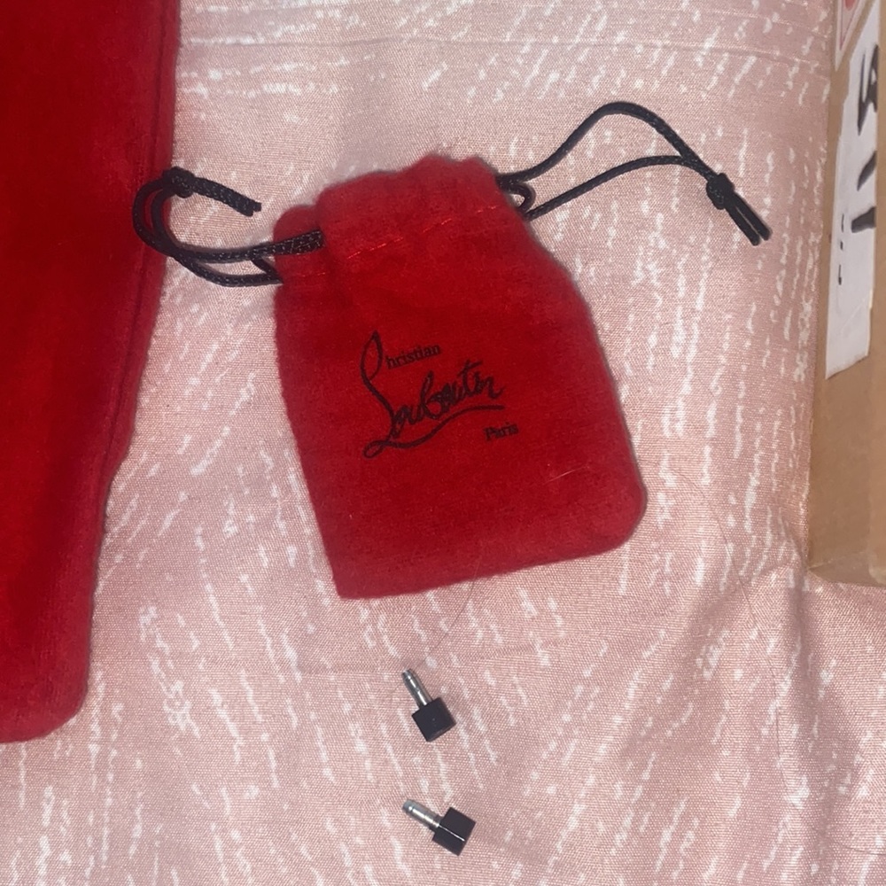LOUBOUTIN’S CLASSICS - Picture 6 of 7